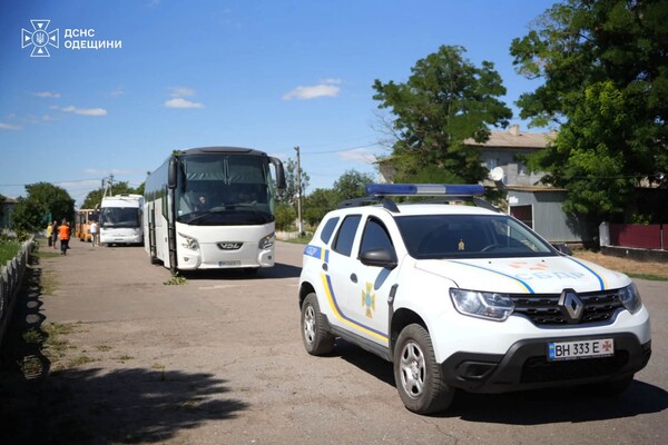 РФ во второй раз за день обстреляла поезд в Одесской области: нанесла удар по тепловозу (обновлено) фото 9