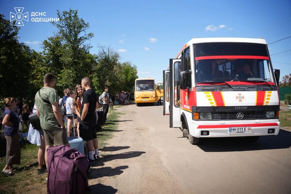 РФ во второй раз за день обстреляла поезд в Одесской области: нанесла удар по тепловозу (обновлено) фото 10