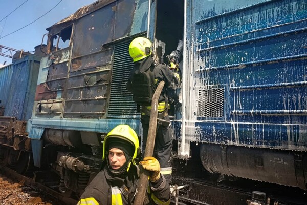 РФ во второй раз за день обстреляла поезд в Одесской области: нанесла удар по тепловозу (обновлено) фото 13