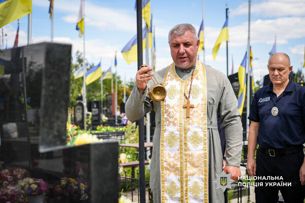 Отдал жизнь за Украину: в Одесской области почтили память погибшего полицейского фото