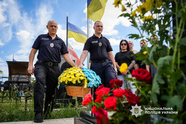 Отдал жизнь за Украину: в Одесской области почтили память погибшего полицейского фото 6