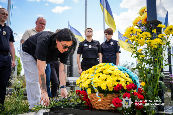 Отдал жизнь за Украину: в Одесской области почтили память погибшего полицейского фото 10