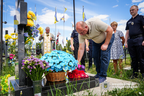 Отдал жизнь за Украину: в Одесской области почтили память погибшего полицейского фото 11