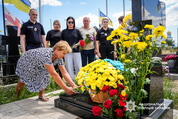 Отдал жизнь за Украину: в Одесской области почтили память погибшего полицейского фото 12