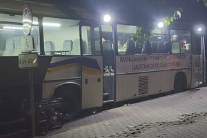 Массированный удар по Одессе: получила повреждения многоэтажка, пострадали люди фото 2