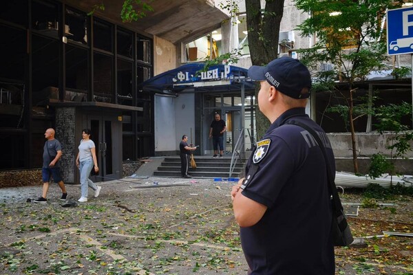 Массированный удар по Одессе: получила повреждения многоэтажка, пострадали люди фото 8