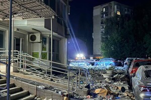 Массированный удар по Одессе: получила повреждения многоэтажка, пострадали люди фото 9