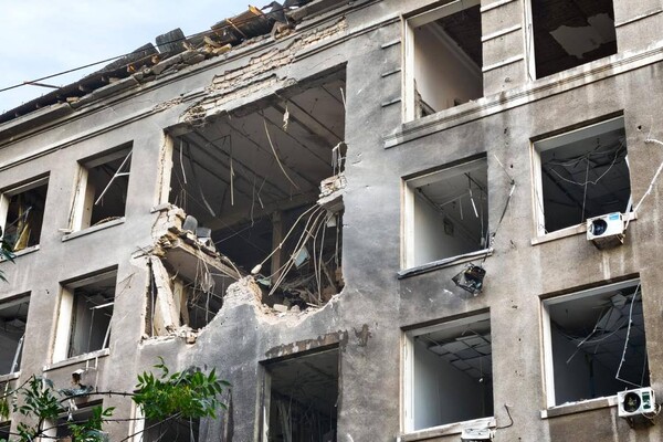 Массированный удар по Одессе: получила повреждения многоэтажка, пострадали люди фото 10