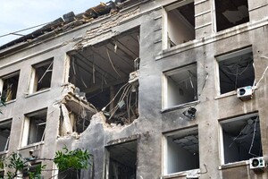 Массированный удар по Одессе: получила повреждения многоэтажка, пострадали люди фото 10