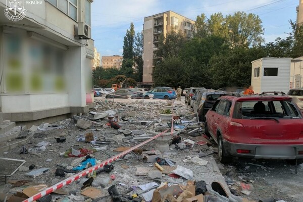 Массированный удар по Одессе: получила повреждения многоэтажка, пострадали люди (обновлено) фото 12
