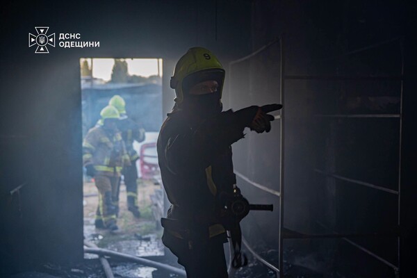 В Одеському районі горіла СТО: подробиці від рятувальників