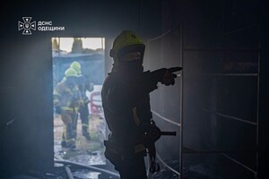 В Одеському районі горіла СТО: подробиці від рятувальників фото