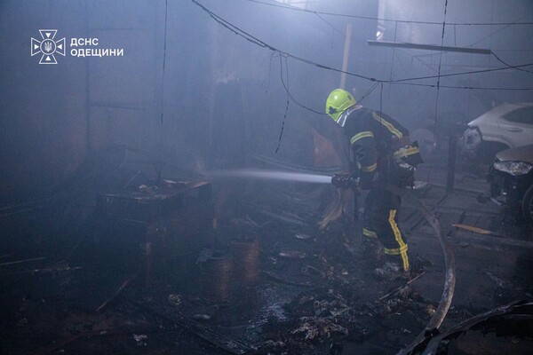 В Одеському районі горіла СТО: подробиці від рятувальників фото 1