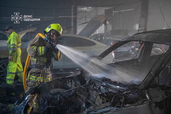 В Одеському районі горіла СТО: подробиці від рятувальників фото 3