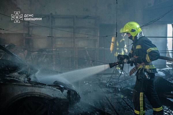 В Одеському районі горіла СТО: подробиці від рятувальників фото 6