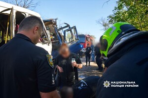 В Одесской области столкнулись два автобуса: есть жертвы, среди пострадавших – дети (обновлено) фото 9