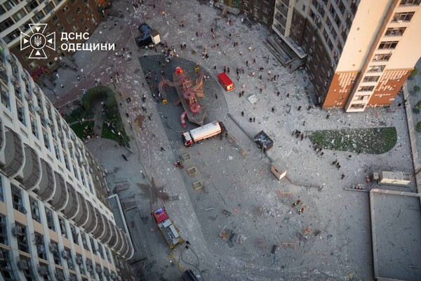 Под завалами обнаружили погибшего, пострадавших &ndash; десятки: последствия обстрелов Одессы и Одесчины фото 4