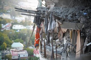 Под завалами обнаружили погибшего, пострадавших &ndash; десятки: последствия обстрелов Одессы и Одесчины фото 7