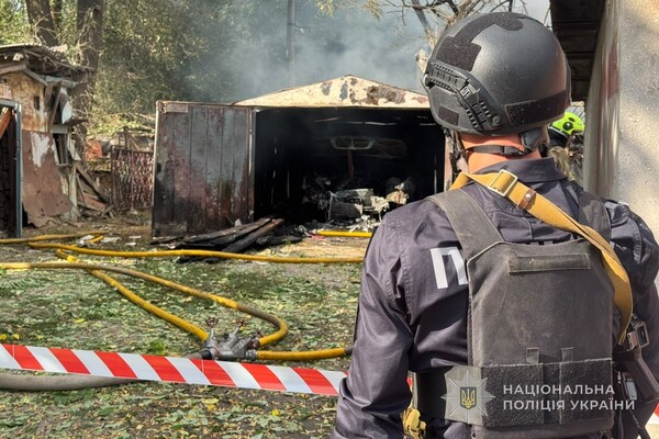 Горять гаражі та автівки, загинула людина: наслідки обстрілу Одеси фото 6