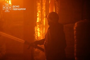 Одесу після обстрілу оповив дим: що горіло та чи є забруднення повітря фото