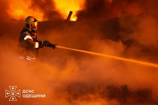 Одесу після обстрілу оповив дим: що горіло та чи є забруднення повітря фото 2