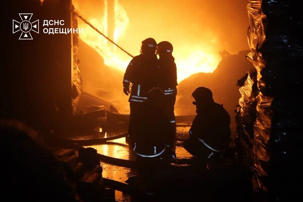 Одесу після обстрілу оповив дим: що горіло та чи є забруднення повітря фото 4