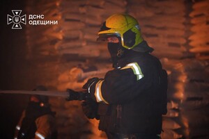 Одесу після обстрілу оповив дим: що горіло та чи є забруднення повітря фото 5
