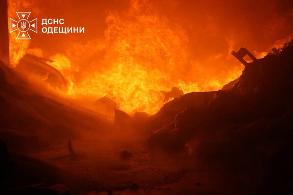 Одесу після обстрілу оповив дим: що горіло та чи є забруднення повітря фото 6