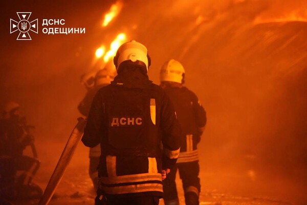 Одесу після обстрілу оповив дим: що горіло та чи є забруднення повітря фото 7