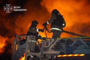 Одесу після обстрілу оповив дим: що горіло та чи є забруднення повітря фото 9