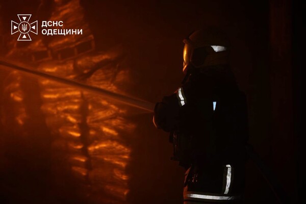 Одесу після обстрілу оповив дим: що горіло та чи є забруднення повітря фото 10