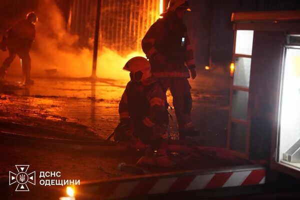 Одесу після обстрілу оповив дим: що горіло та чи є забруднення повітря фото 14