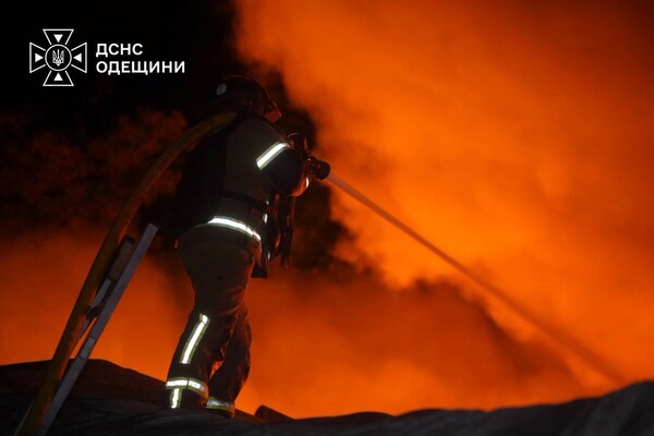 Одесу після обстрілу оповив дим: що горіло та чи є забруднення повітря фото 15