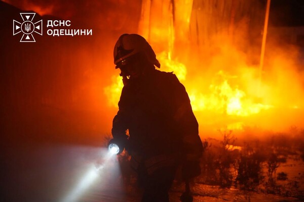 Одесу після обстрілу оповив дим: що горіло та чи є забруднення повітря фото 18