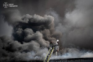 Низка ударів по складах на Одещині: є жертва і поранені фото 4