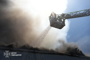 Низка ударів по складах на Одещині: є жертва і поранені фото 7