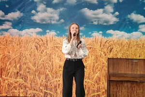 Стихи, музыка и ростовые куклы: в Одессе состоялся благотворительный концерт в доме престарелых фото 1