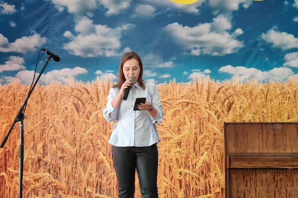 Стихи, музыка и ростовые куклы: в Одессе состоялся благотворительный концерт в доме престарелых фото 3