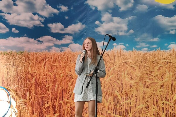 Стихи, музыка и ростовые куклы: в Одессе состоялся благотворительный концерт в доме престарелых фото 5