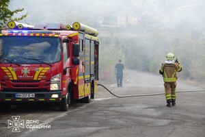 РФ обстреляла Одесский район: горели лес и сухая трава фото 2