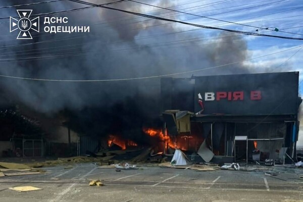 Росіяни обстріляли супермаркет на Одещині: є поранені (оновлено) фото 1