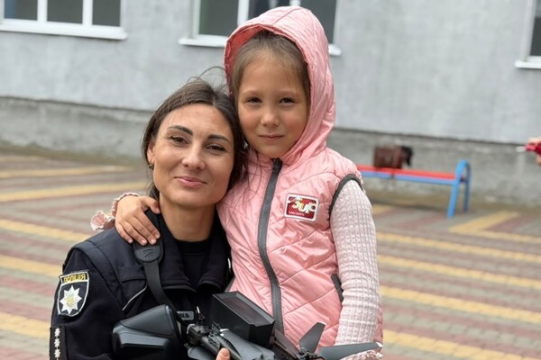 Отпечатки пальцев и дроны для поиска улик: школьники Одесчины узнали о работе криминалистов фото
