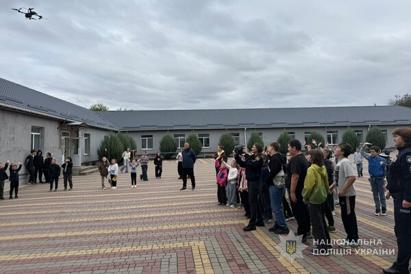 Отпечатки пальцев и дроны для поиска улик: школьники Одесчины узнали о работе криминалистов фото 1