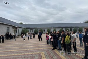 Отпечатки пальцев и дроны для поиска улик: школьники Одесчины узнали о работе криминалистов фото 1