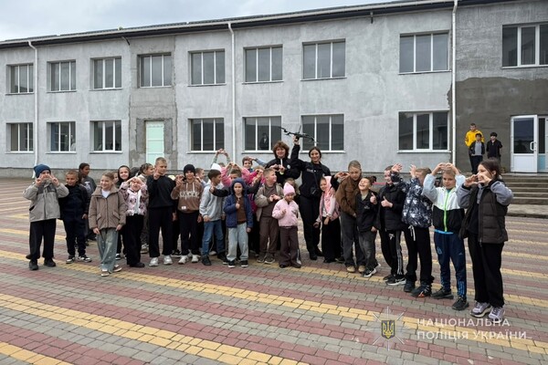 Отпечатки пальцев и дроны для поиска улик: школьники Одесчины узнали о работе криминалистов фото 2