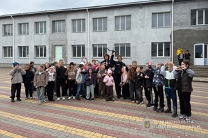 Отпечатки пальцев и дроны для поиска улик: школьники Одесчины узнали о работе криминалистов фото 2