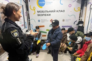 Отпечатки пальцев и дроны для поиска улик: школьники Одесчины узнали о работе криминалистов фото 3