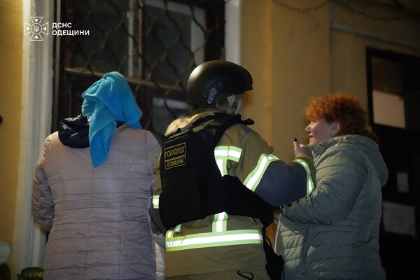 В Одесі стався вибух у будинку: постраждали рятувальники та медик фото 6