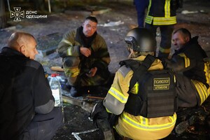 В Одессе произошел взрыв в доме: пострадали спасатели и медик фото 11